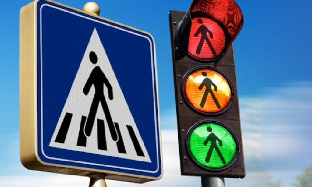 1-semaforo-e-placa-de-faixa-de-pedestres-dois-sinais-de-transito